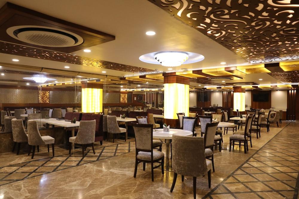 Hotel Tridev Varanasi Exterior foto