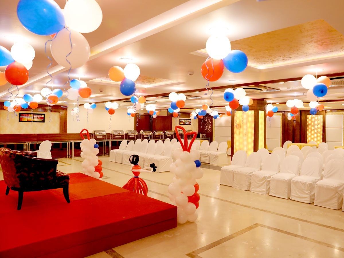 Hotel Tridev Varanasi Exterior foto